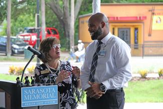 Founding program director Wilhelmine Wiese-Rometsch and Chris Jenkins, representative for the 2017 class of internal medicine resident physicians.